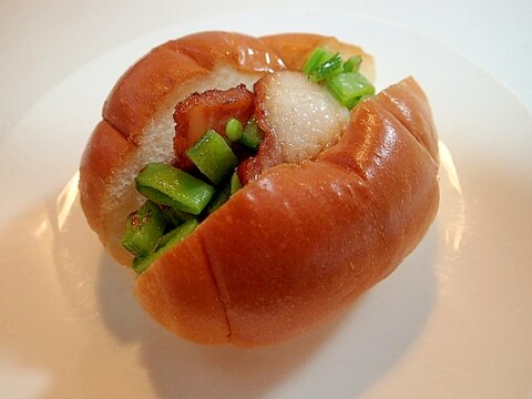 焼き豚・スナップエンドウ炒めのロールパン